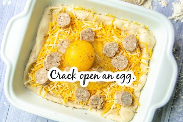 Easy Homemade Sausage Breakfast Pizza Recipe - This easy homemade sausage breakfast pizza recipe is great for a quick breakfast or brunch option. Making breakfast pizza is the perfect way to start the day.  #pizza #sausage #breakfast #easy #homemade #simple #quick #brunch #homefreshideas