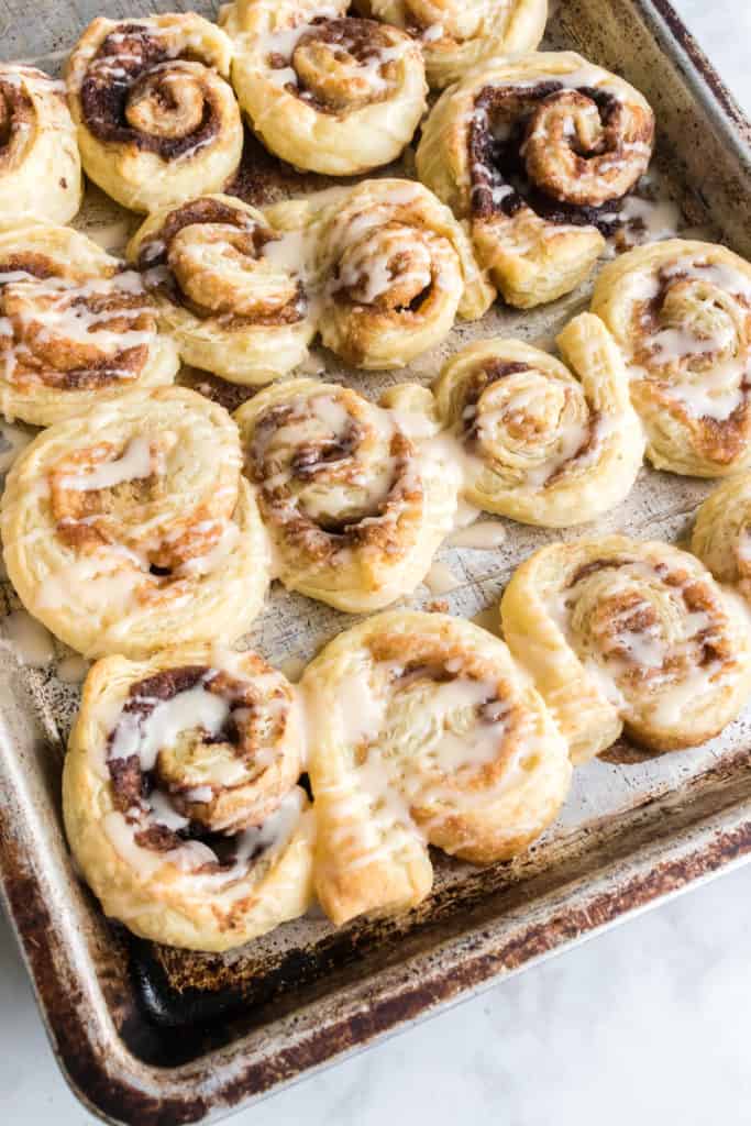 Learn How To Make Easy Cinnamon Rolls With Puff Pastry - These Easy Cinnamon Rolls are made with puff pastry and are topped with a sweet homemade cinnamon roll glaze. Great for parties, brunch, or an quick breakfast. #easy #breakfast #cinnamonrolls #puffpastry #brunch #homefreshideas