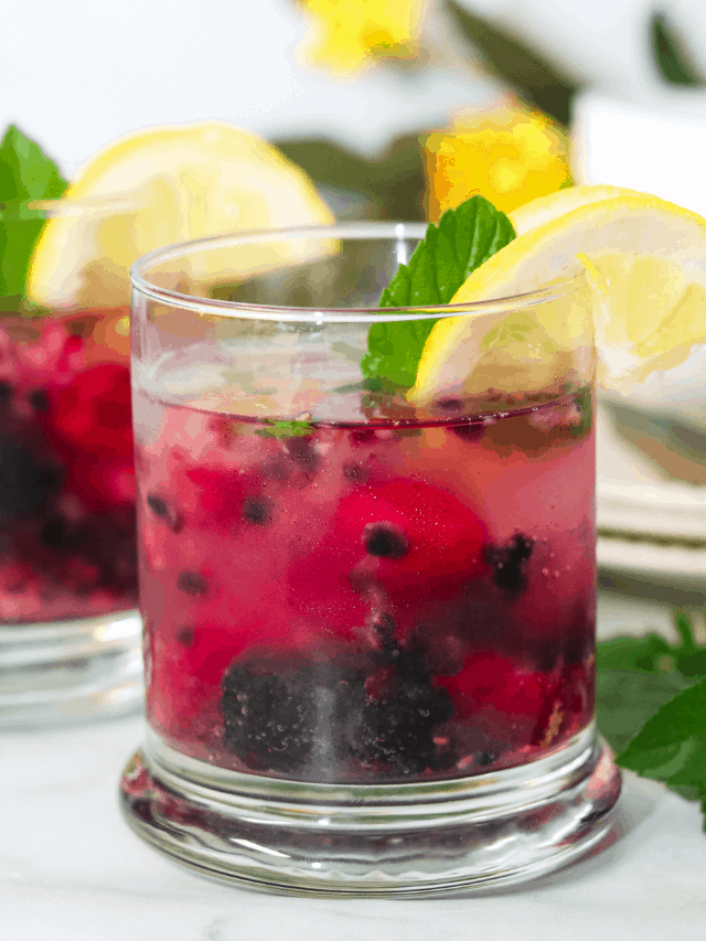 Berry White Wine Spritzer Recipe - This Berry White Wine Spritzer is a refreshing drink to enjoy at the end of the day. Made with fresh blackberries, raspberries, sparkling water, mint, and sparkling wine! #spritzer #cocktail #wine #homefreshideas