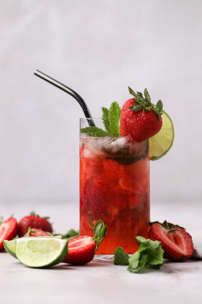 beginners cocktails - strawberry mojito